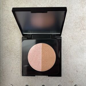 K. Voss “Fairy Dust” pressed highlighter in shade Moonlight/Starkissed
